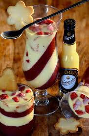 Panna Cotta Allo Zabaione Con Fragole Cremosa Fruttata Infuocata Deliziosa Fragole Dessert Cibo