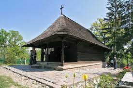 Putin mai tarziu matei basarab si varul sau, preda brâncoveanu au construit biserica de piatra. MÄƒnÄƒstirea Dintr Un Lemn Valcea TuristicÄƒ