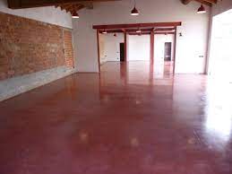 Il cemento colorato è ottenibile mediante una spolverata di pigmenti colorati (ossidi colorati) sulla superficie di cemento. Pavimenti Cemento Levigato Piacenza Lucidatura Pavimenti Cemento Lodi