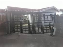 Featuring a sled base, this streamlined bar table comes in a natural finished wooden top and gunmetal finished metal base. Pxof7hgp5bgtqm