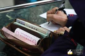 【經濟日報記者 黃靖文 李佳泓/8日報導】 農曆新年將至，央行一如往年，提供民眾換新鈔服務，從今(8)日開始到14號，台灣銀行、土地銀行、合庫等7家銀行，以及郵局，共454個指定據點，都能臨櫃兌換新鈔，象徵喜氣的紅色百元鈔票， 仍限制. Bnuxjlrh6oaoum