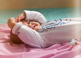 Menidurkan bayi dengan posisi telentang, orang tua bisa mengangkat kedua kaki bayi lalu menggerakannya ke atas dan ke bawah seperti mengayuh sepeda. Pengalaman Mengatasi Perut Kembung Pada Baby Uno Helenamantra