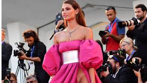 Like many famous people and celebrities, dayane mello keeps her personal life private. Dayane Mello Clamore Da Red Carpet A Venezia Dayane Mello Ritrova Balotelli Dopo Il Gf Vip Le Dichiarazioni Virgilio Sport