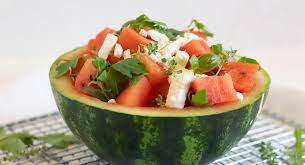 Die wassermelone von der schale trennen und gemeinsam mit dem feta kleine mundgerechte stücke schneiden gemeinsam mit dem rucola in eine schüssel geben, mit olivenöl marinieren und gut. Wassermelonen Feta Salat Mit Rucola Und Balsamico We Go Wild