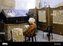 Hembra adoradores judíos orando mechitza detrás de una partición que se usa  para separar a hombres y mujeres en la tumba del Rey David un sitio  considerado por algunos como el lugar