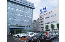 敬鵬工業位於桃園平鎮的工廠，在昨天晚間9點多發生大火，消防隊進入火場展開搜救，卻有7名隊員不慎受困， 全數救出送醫後，有4名隊員不治身亡。 敬鵬工業平鎮廠大火 消防4死1傷2無生命跡象│中視新聞 20180429. æ•¬éµ¬å·¥æ¥­è‚¡ä»½æœ‰é™å…¬å¸å…¬å¸ç°¡ä»‹ Yes123æ±‚è·ç¶²