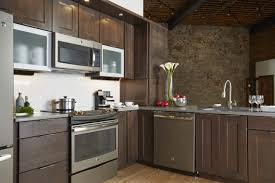 Stainless Steel Appliances Meet Aluminum Cabinet Doors For A Chic Yet Warm Modern Space Nor Stylish Small Kitchen Clean Kitchen Cabinets Kitchen Design Small