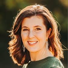 Kelly Mayes's Instagram, Twitter & Facebook