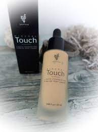 Purposely formulated not to cover up, but to reveal your authentic beauty, touch mineral liquid foundation is fortified with rich, nurturing ingredients to help your skin look smoother, more even, and younger than ever. Younique Touch Mineral Make Up Und 3d Mascara Sannes Block