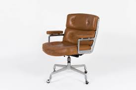 Idéal pour meubler une pièce de travail, un bureau informatique, le fauteuil doit être choisi avec soin car vous passerez un temps significatif dessus. Lobby Armchair Iconic Model Of Charles And Ray Eames In 1960