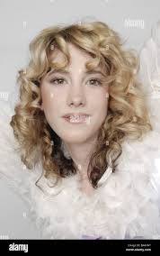 Donna camuffare il Natale-angeli ritratto sorride persone serie 30-40 anni  riccioli biondi angel-outfit angel-ali allegramente Foto stock