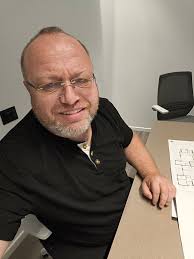 Клиенты улетели в отпуск на лето. А тут им выигрыш в лотерею прилетел с  оповещением за две недели. Сначала выбор квартиры, потом подписание  договора. На выбор квартиры консульскую доверенность сделать не успевали