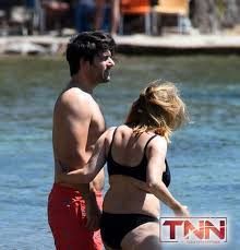 Annesi rukiye ergüder, babası siyasi bilimler profesörü ve boğaziçi üniversitesi eski rektörlerinden üstün ergüder'dir. Canan Erguder Esi Kenan Ece Ile Bodrum Tatilinde Goruntulendi Canan Erguder Kimdir Tnn Tnn Haber Haber Haberler Son Dakika Haberler