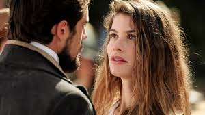 Foto: Dorotéia (Julia Lemmertz) sugere que Roberto (Rômulo Estrela) se case  com Bianca (Flora Diegues), na novela 'Além do Tempo'