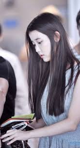 Iu於1993年5月16日生於韓國，自小在首爾長大，與其父母和弟弟住在一起。 iu上小學，家庭經濟狀況惡化 ，父母因為為他人作擔保而欠下了巨債 ，一家人被逼要分開生活，她和弟弟被迫與父母分開居住，與iu的奶奶和表姐在一間公寓中度過了一年多貧困的生活 。 Iu Lee Ji Eun ãŠã—ã‚ƒã‚Œã¾ã¨ã‚ã®äººæ°—ã‚¢ã‚¤ãƒ‡ã‚¢ Pinterest Safina Viska