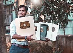 The gold play button awarded to youtube channels with 1,000,000 (one million) subscribers or more. Youtube Creator Awards Wikipedia