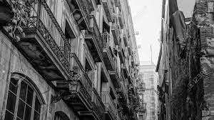 Schwarz weiß badezimmerbeleuchtung garagentore schwarz und weiß spiegel möbel dekoideen für die wohnung. Schwarz Weiss Bild Von Einem Typischen Rustikalen Street View Barcelona Spanien Lizenzfreie Fotos Bilder Und Stock Fotografie Image 30644958