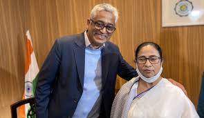 But soon after starting the ride, she nearly fell from the electric scooter. Mamata Banerjee Is Shocked After Rajdeep Sardesai Faces Flak For Spreading Fake News