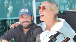 Brian austin green is the picture of a doting dad as he and girlfriend sharna burgess take his sons to the movies and shopping during memorial day weekend. Why Brian Austin Green Sharna Burgess Didn T Have 1st Kiss Right Away Stylecaster
