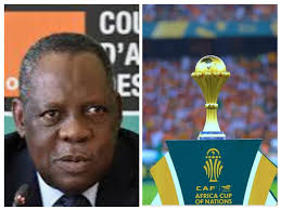 Incertitude: La CAN est devenue SDF depuis le départ de Issa Hayatou.  Pendant plus de 20 ans, Issa Hayatou s'est opposé avec fermeté au  changement de calendrier des phases finales de la