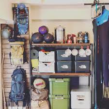 su3naminori on instagram 家時間の長さを利用してゆっくり作っていたスノーシューやザックを引っ掛けておく壁掛け収納がやっと完成 キャンプ道具 キャンプ道具収納 山道具 山道具収納 私の山道具 アウトドア好きな キャンプ道具 収納 壁掛け収納