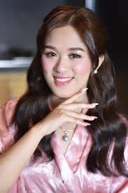 Be like sey I no need makeup artist again"