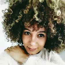 Cada livro carrega uma parte daquilo que o Senhor tem me entregado nesses  anos. Mulheres improváveis, Mulheres enraizadas, Mulheres do secreto… e um  devocional que já caminha com tantas de vocês. Agora,