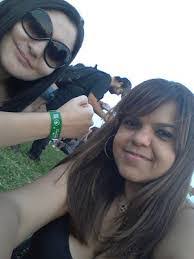 Aline Queiroz's Instagram, Twitter & Facebook