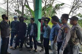 Berbagi info lowongan pekerjaan / cara melamar ke pt. Waspada Preman Jalanan Lakukan Pemalakan Dengan Modus Perbaiki Aspal Rusak Gridoto Com