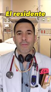 El trabajo del hospital y la gran infraestructura a veces puede causar que  te pierdas y salgas 20 años tarde... o más Etiqueta a tu colega que nunca  sale del hospital como Jony Pinto 😎 Pd: Es ...