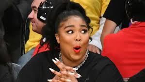 The lakers have a relatively small amount of courtside seating, as they have just two rows of courtside seats that are in front of sections 100, 102, 112 and 119. Lizzo Twerks In A Thong Courtside At Lakers Game See The Pics Iheartradio