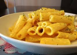La ricetta classica della pasta al tonno non prevede l'uso della panna e neppure del pomodoro secco e questa rappresenta indubbiamente una versione rivisitata del famoso primo piatto al sapore di mare. Pasta Panna E Tonno Con Zafferano Cooking With Sere