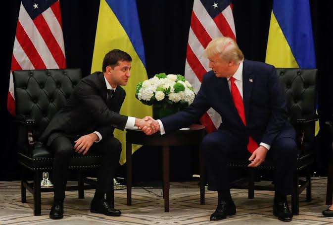 Publication des échanges Trump-Zelensky: un camouflet diplomatique pour Kiev