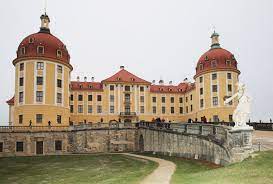 Der tschechische märchenfilm drei haselnüsse für aschenbrödel ist kurz vor weihnachten aus dem deutschen fernsehprogramm nicht wegzudenken. Unser Ausflugstipp Drei Haselnusse Fur Aschenbrodel Schloss Moritzburg Winterausstellung Zum Defa Kultfilm Umland Sud