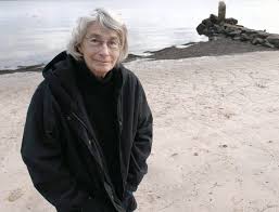 Mary Oliver A Rare Interview With The Christian Science Monitor Http Www Csmonitor Com 1992 1209 09161 Html Mary Oliver Mary Oliver Poems American Poets