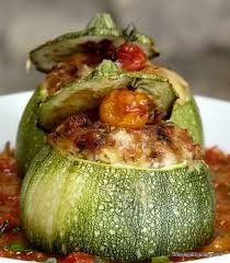 Grain De Sel Salzkorn Petits Farcis Gefullter Zucchini Mit Orangen Tomatensauce Gefullte Zucchini Patisson Kurbis Tomaten Sauce