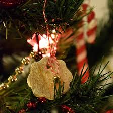Ce dont vous avez essentiellement besoin pour la fabrication de la pâte, c'est 100 g de sel fin, 100 g de farine, une cuillère à café de colle blanche, une noisette de vaseline, et un verre d'eau tiède. Diy 7 Deco De Noel Des Suspensions En Pate A Sel C By Clemence