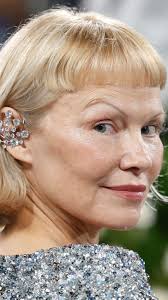 Met Gala 2025: Pamela Anderson versprüht mit ihrem Frumpy Bob Glamour at  its finest