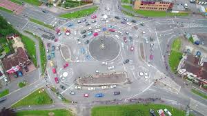 Magic roundabout (bundaran ajaib) di swindon, inggris, dibangun pada tahun 1972 berbentuk persimpangan melingkar yang terdiri dari lima bundaran mini yang mengitari bundaran keenam di tengah. See The Swirling Glory Of Britain S 7 Circle Magic Roundabout Howstuffworks