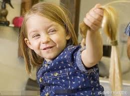 3歲長發王子剪掉金髮捐給癌症兒童，短髮帥樣連我都戀愛了- 每日頭條