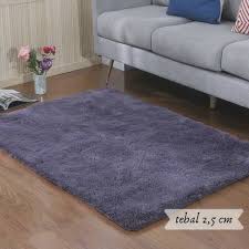 Karpet dengan banyak pilihan warna ini diisi dengan material busa setebal 2 cm sehingga ketebalan keseluruhannya bertambah menjadi 3,5 cm. Karpet Bulu Rasfur Lembut Murah Shopee Indonesia