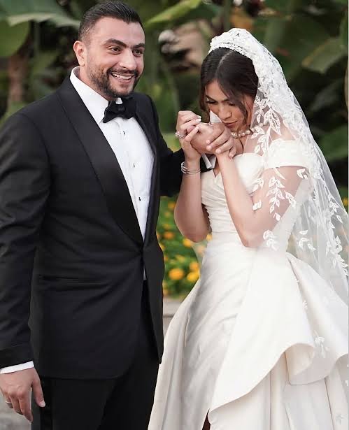 الفنانة هاجر أحمد بعد ما أبواب السما اتفتحتلها وكانت متخيلة إنها لقت فارس  الأحلام اللي حققلها كل أمنياتها وهو رجل الأعمال أحمد الحداد.. الدنيا اتقلبت  بيها رأساً على عقب بعد حبس زوجها