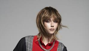 Curly bob · capelli a caschetto, i look più belli · bob classico con frangia lunga · bob con riga di lato · bob hair in passerella · capelli modella chanel · capelli . Caschetto 2021 Tutte Le Varianti Di Tendenza