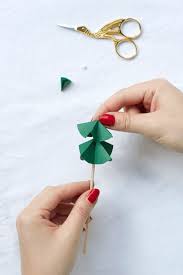 Tannenbaum aus halbkreis falten und mit kleinen schrauben dekorieren. Gastblogger Tannenbaum Cocktailbstabchen Diy Sweets Lifestyle