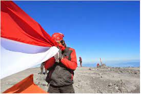Cinta tanah air juga sebagai perilaku untuk mencintai wilayah nasional sebuah bangsa, sehingga harus selalu siap membela tanah air indoensia terhadap segala bentuk intervensi maupun tantangan dari. Menerapkan Rasa Cinta Tanah Air Dalam Membangun Indonesia Kreatif Duta Damai Sumatera Barat