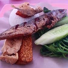 Lauk lunch hari nie… simple jer kita masak… ikan kembung goreng bersambal…dengan cendawan goreng…. Menu Favorit Ikan Kembung Goreng Tahu Tempe Sambal Pedas Dan Daun Ubi Fotografia De Warung Pink Tempong Denpasar Tripadvisor