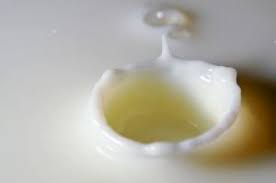 Misture em um pote duas colheres de glicerina líquida com uma colher de álcool liquido comum. Como Tirar Manchas De Caneta Esferografica Ou Hidrocor