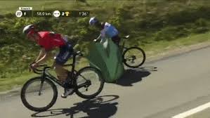 Notons que tony gallopin a déjà vécu des mésaventures ces derniers temps. Tour De France 2019 Tony Gallopin Vs Umbrella On Stage 5