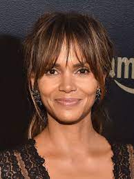 How To Grow Out Your Bangs Without Completely Hating Your Hair Growing Out Bangs Growing Out Hair Medium Length Hair Styles