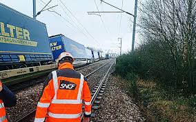 Photo Les opérations de dégagement du train accidenté de la Brittany ...